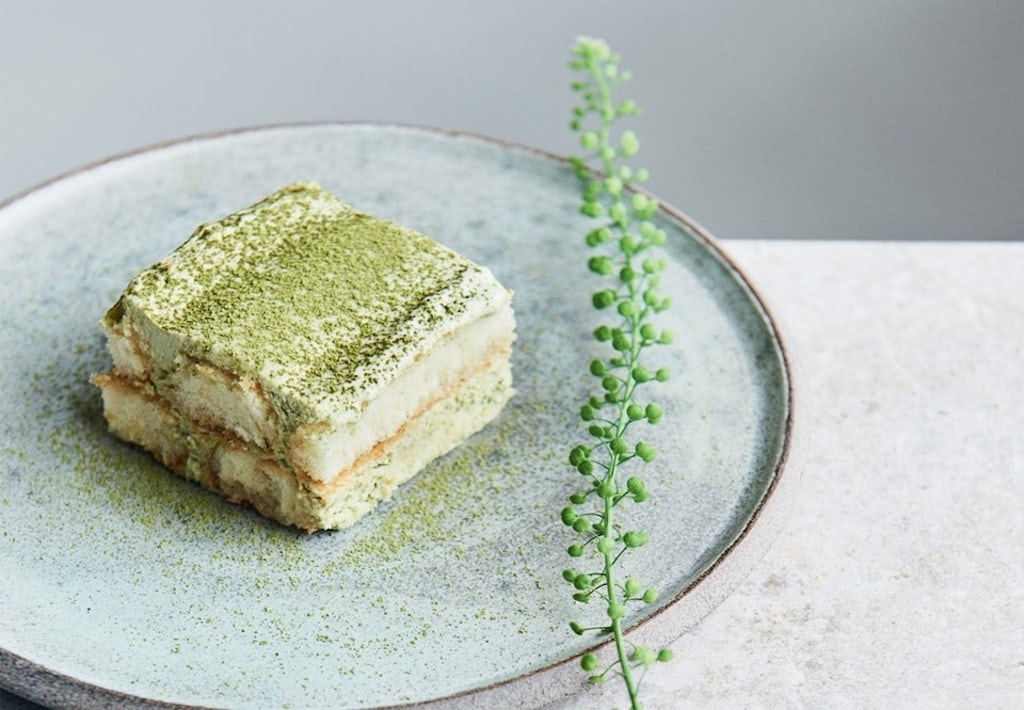 LETFROSSEN TIRAMISU MED MATCHA-TE LETFROSSEN TIRAMISU MED MATCHA-TE