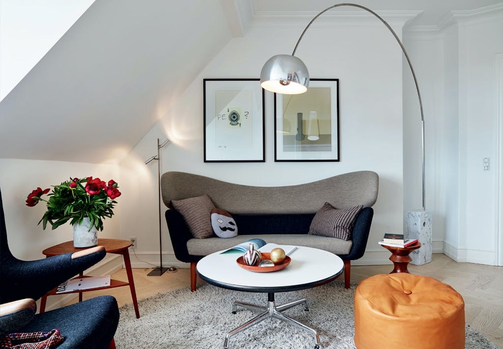 Stue med sort og grå Finn Juhl-sofa