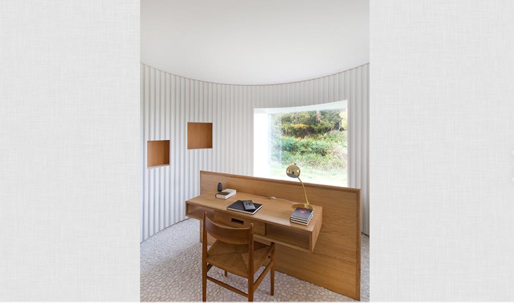 Olieret egetræ og kobberdetaljer