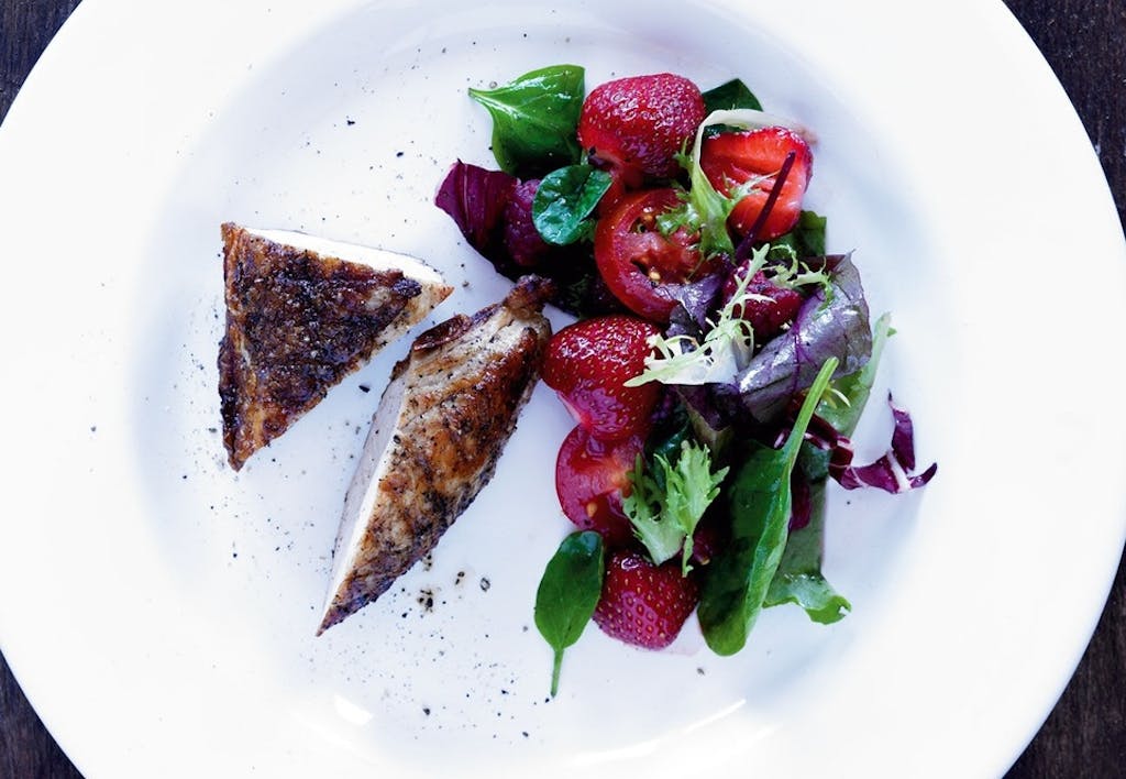 Rød salat med grillet kylling