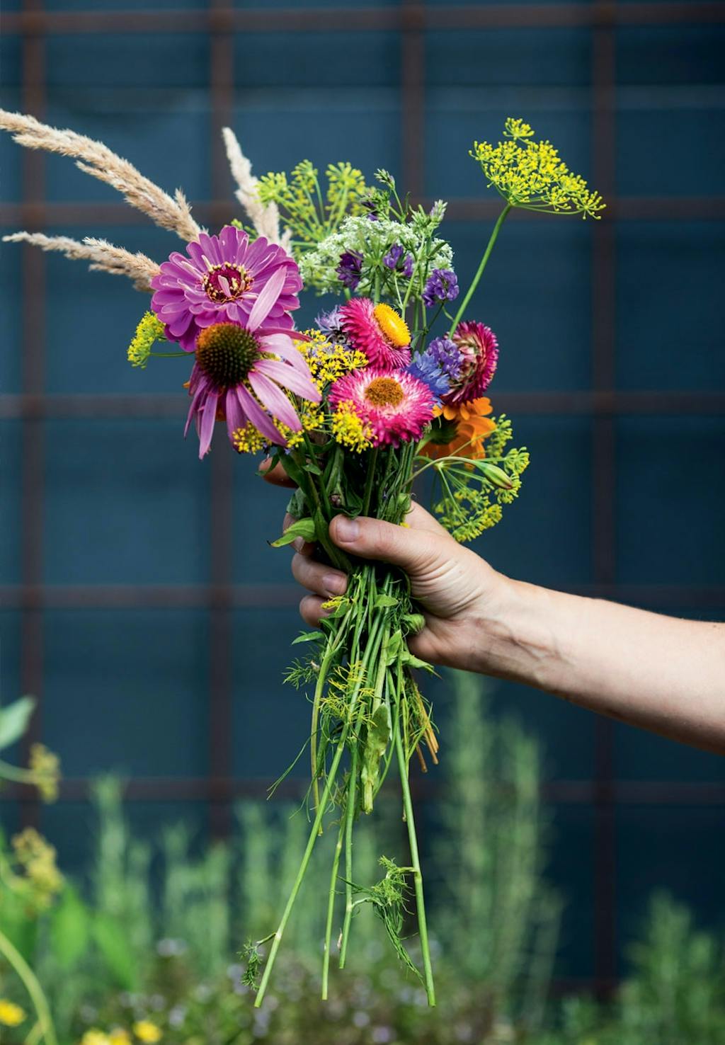 Smuk farvet buket til bordet