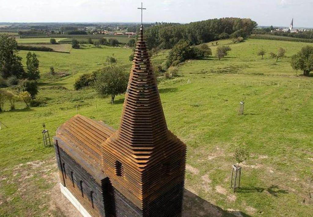 Gennemsigtig kirke i Borgloon i Belgien af tegnestuen Gijs Van Vaerenbergh.