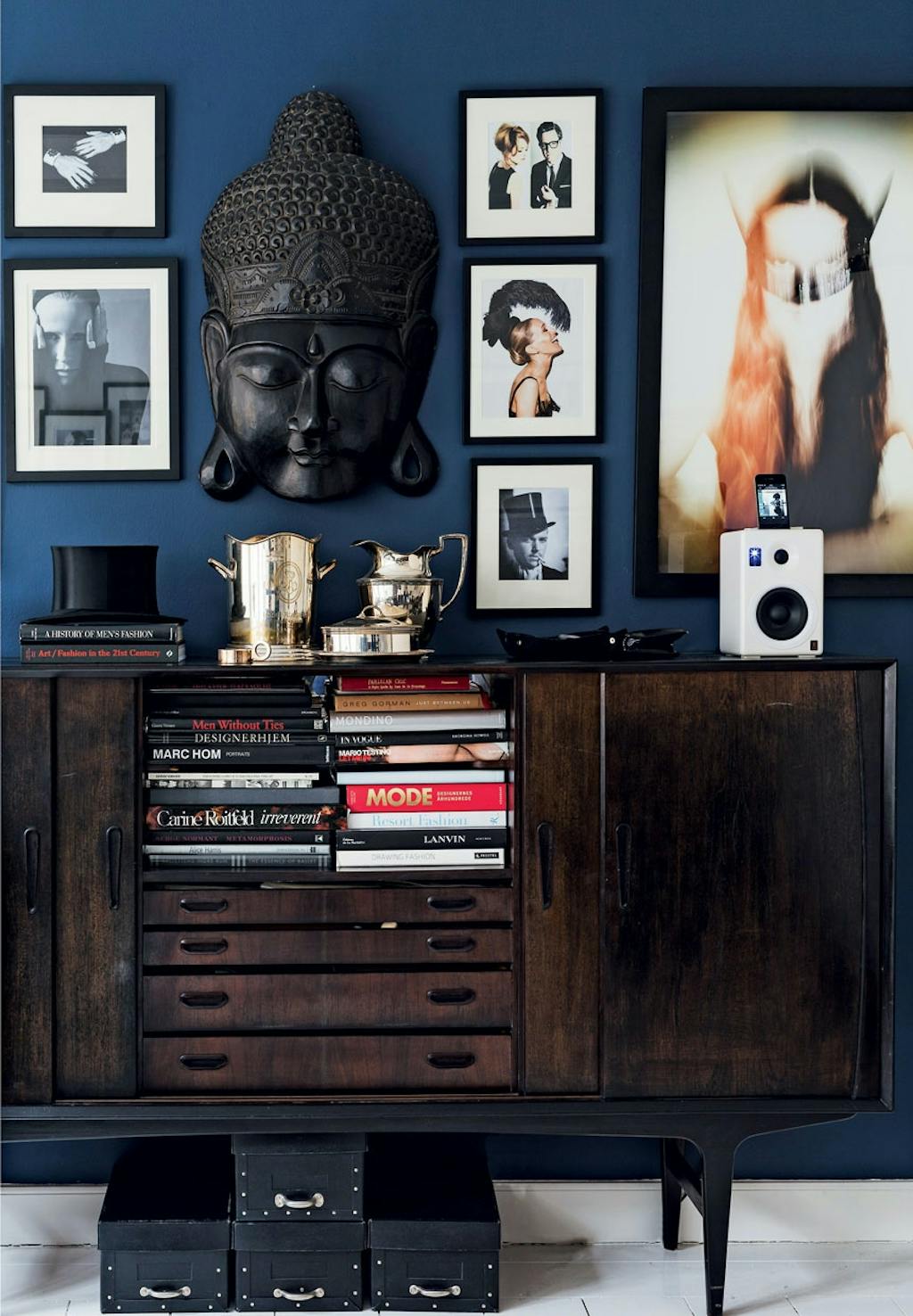 Personlig billedvæg med stor buddha