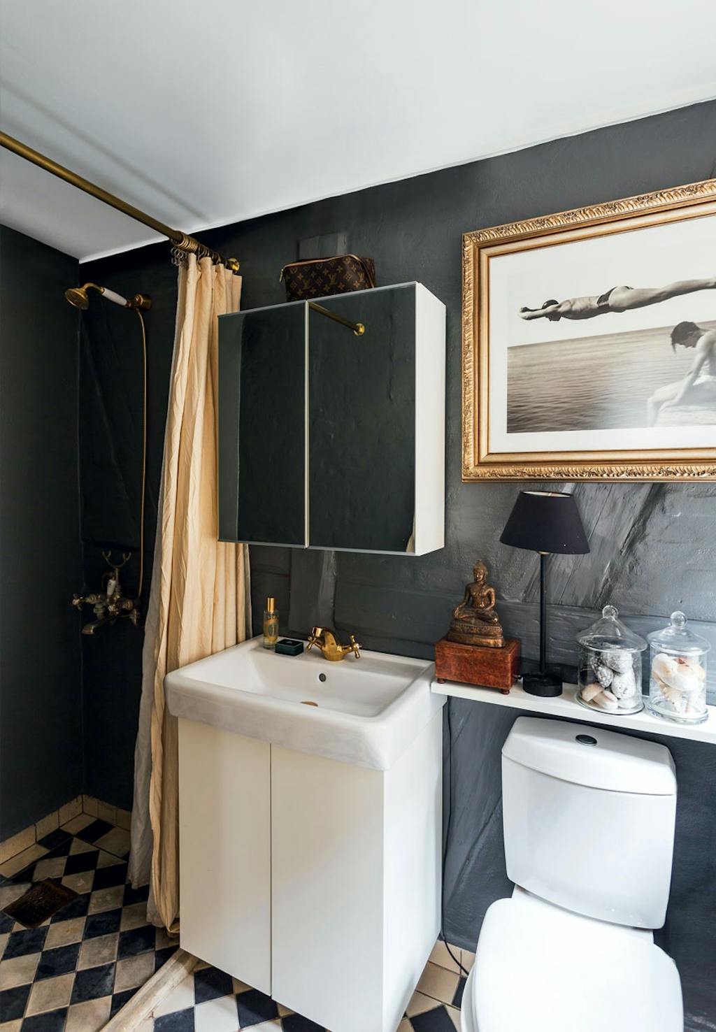 Badeværelse i dybblå farve fra Farrow & Ball