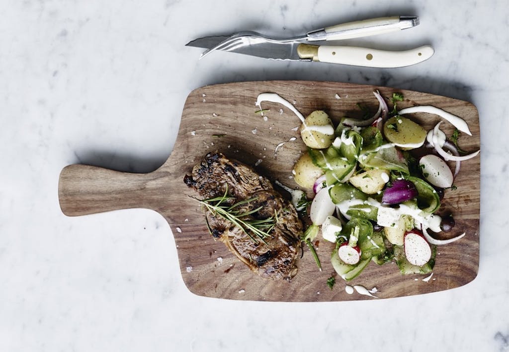 LAMMEKOTELETTER MED AGURKE-KARTOFFELSALAT