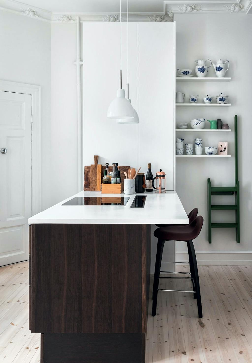 Minimalistiske hylder i køkkenet Minimalistiske hylder i køkkenet