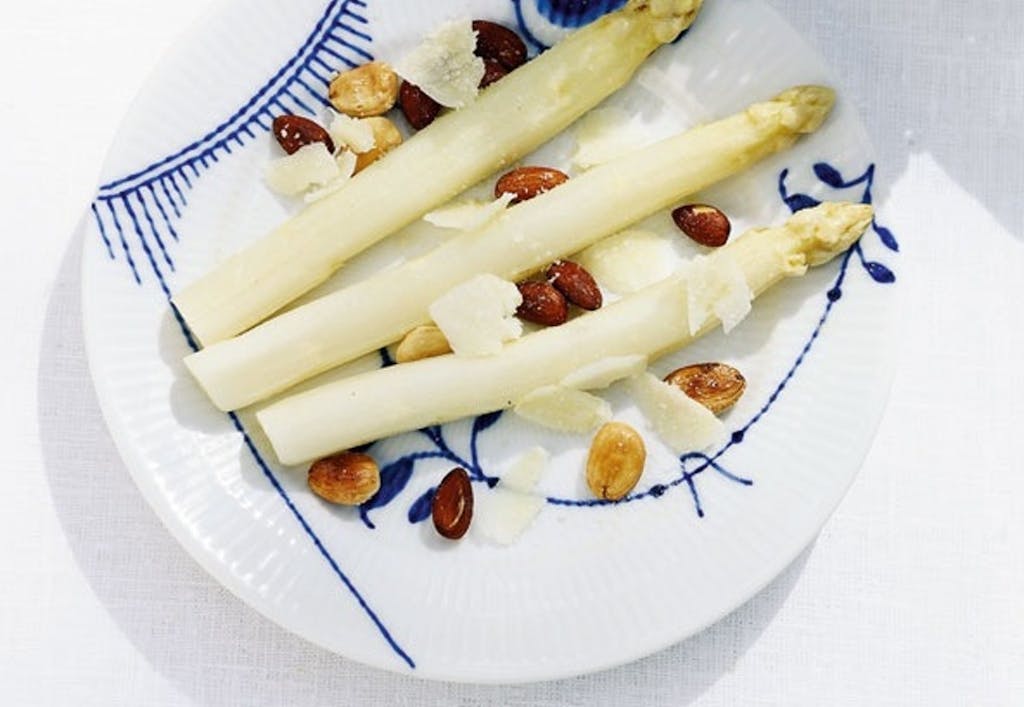 Smørbagte hvide asparges