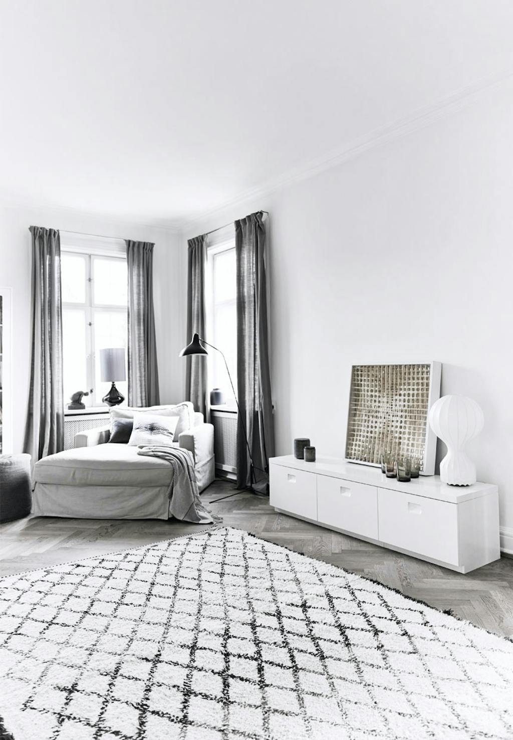 Læsehjørne med bred lænestol