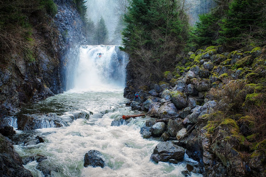 Sejl i kajak ned ad oprørte floder og vandfald
