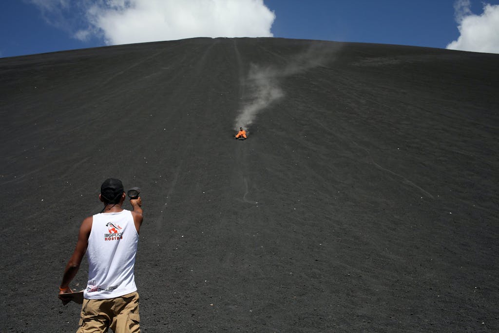Prøv Volcano Boarding i Nicaragua