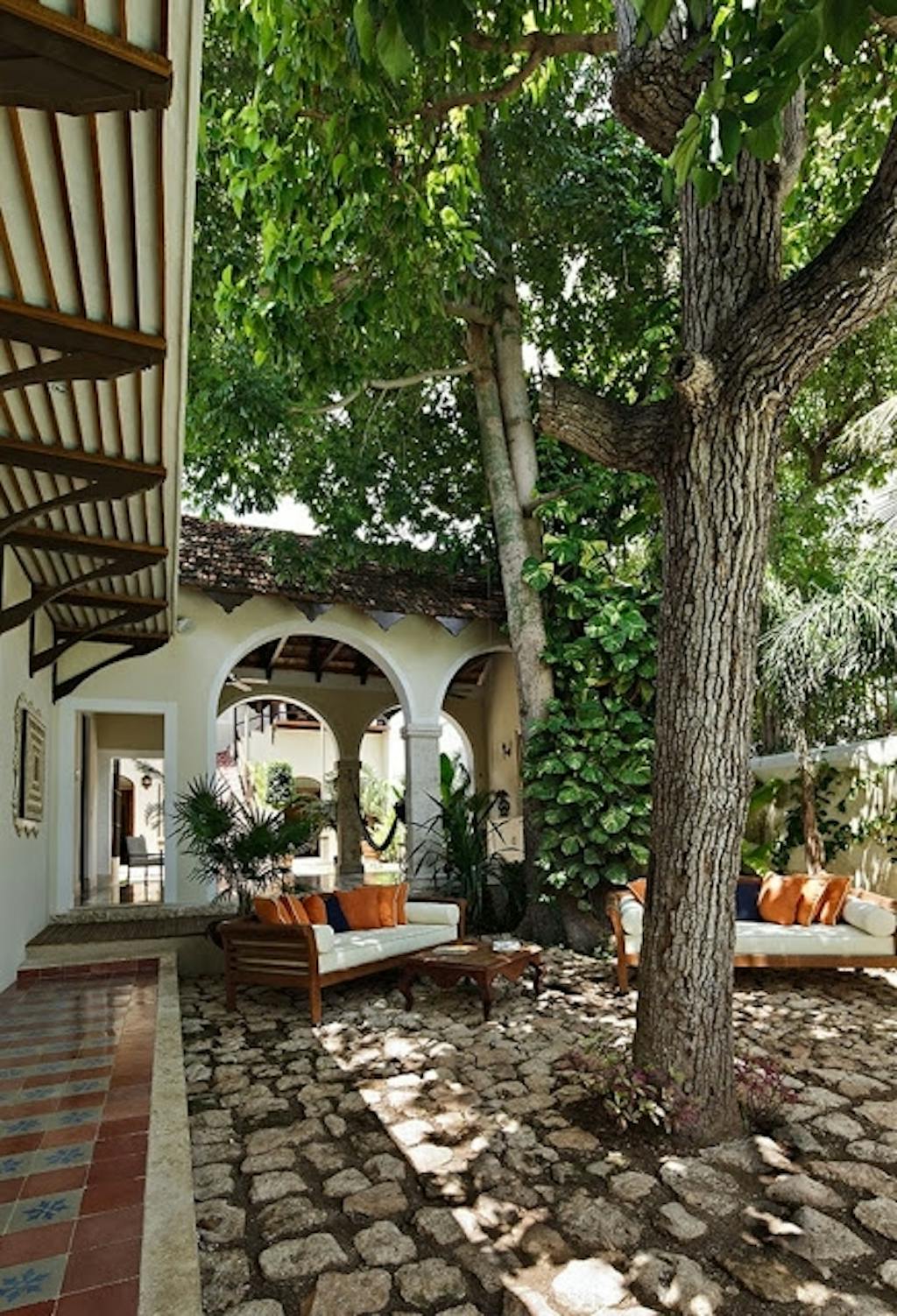 Olivengård med skøn terrasse