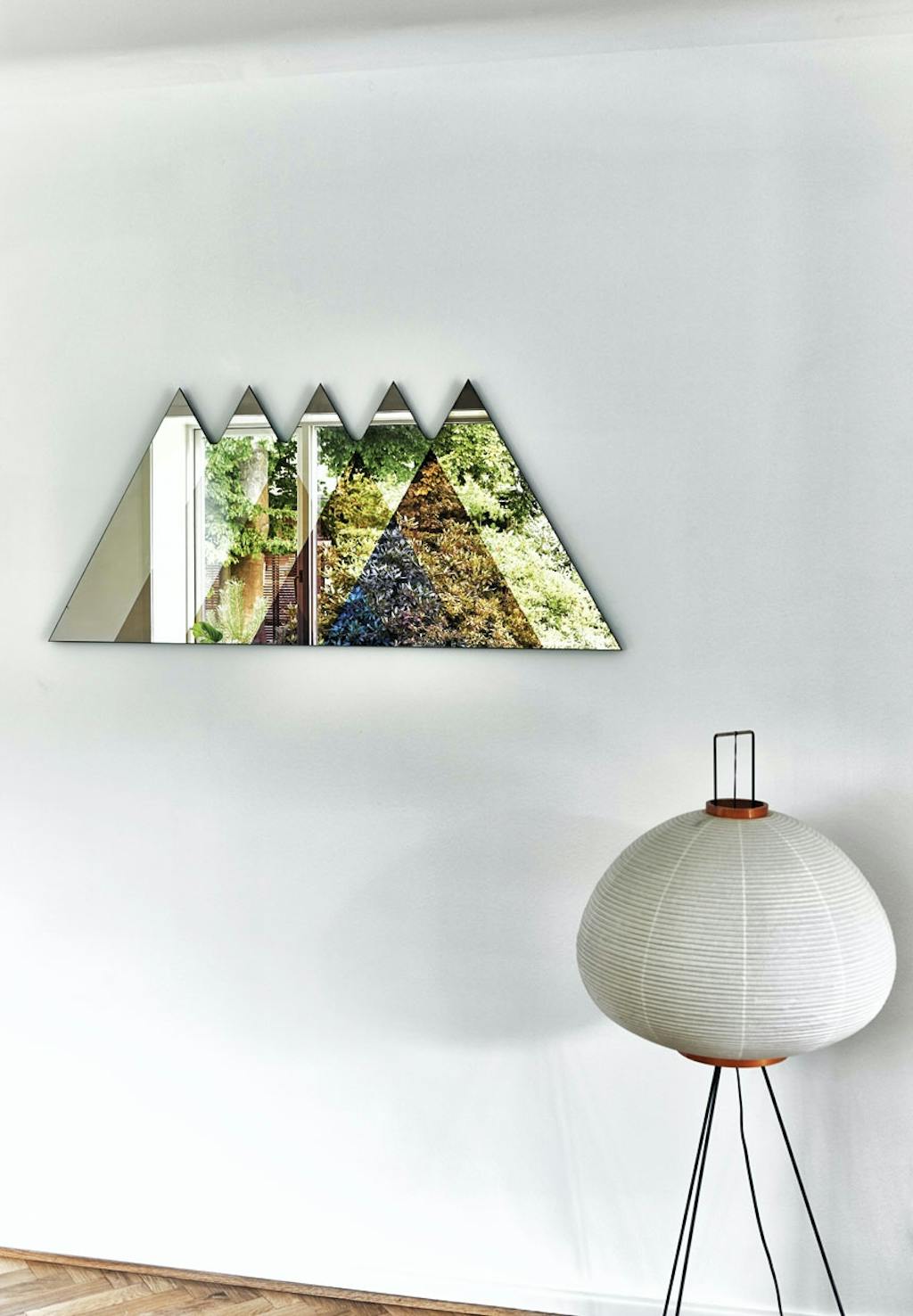 Gulvlampe og trekantsspejl