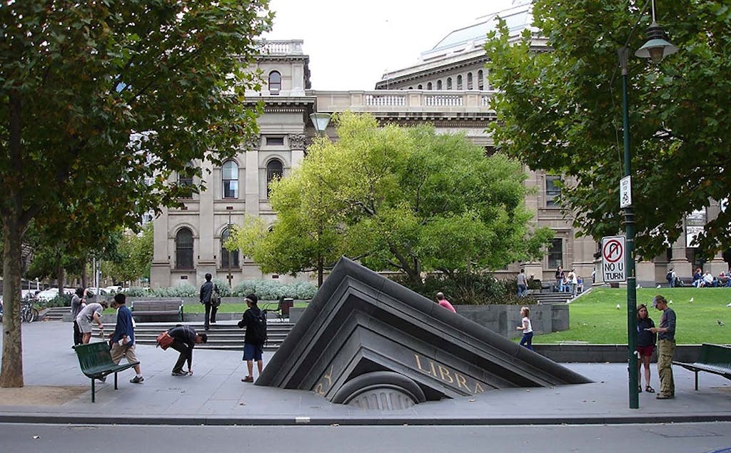 Sinking Building Outside State Library, Melbourne, Australien