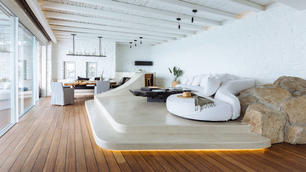 Mykonos-klipper og marmortrapper med lys i stuen