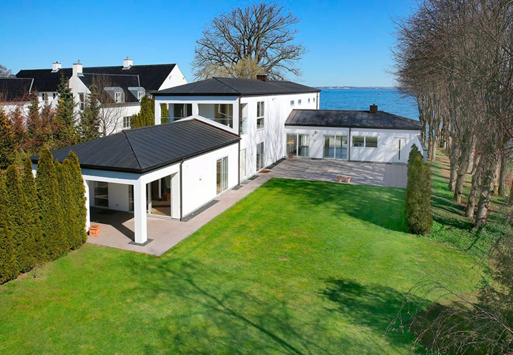 Michael Laudrup hvide villa i Vedbæk forfra.