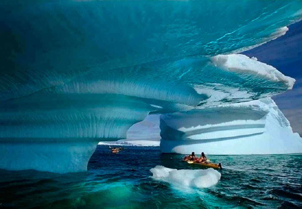 I kajakken under isbjerget