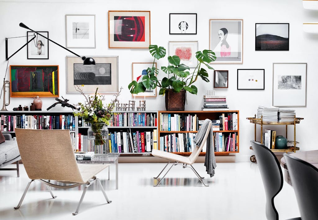 Stue med kunst og bøger