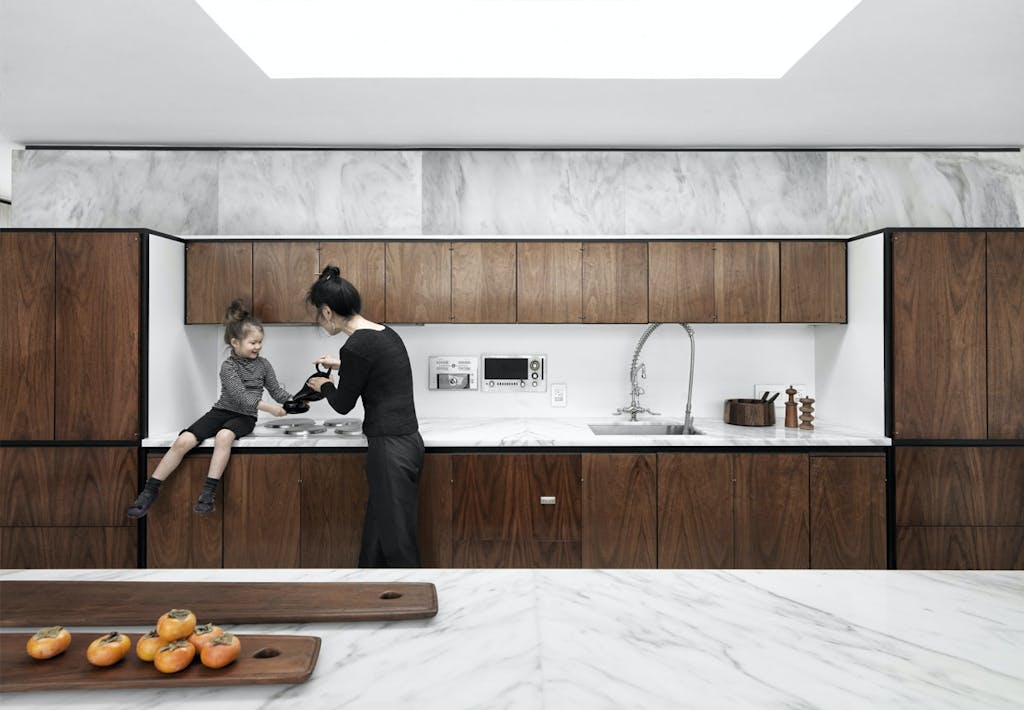 Køkken med marmor-bordplade