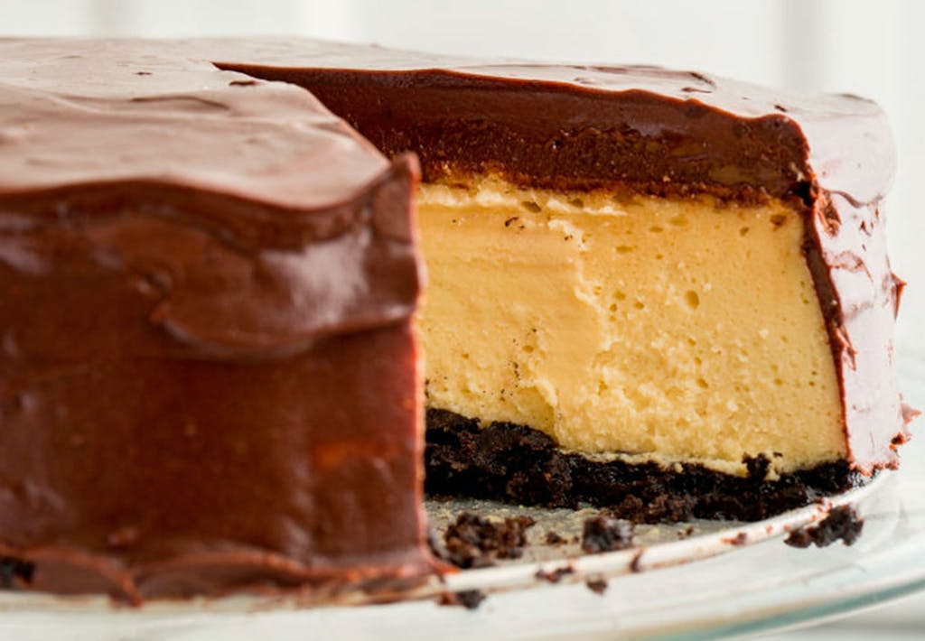 En Oreo cheeseacke med Bailey's med det første stykke udskåret.