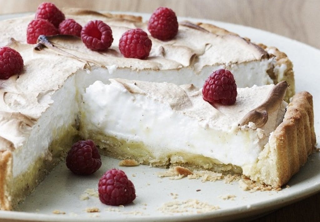 Citrontærte med marengs og hindbær