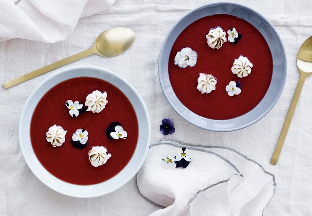 Jordbærsuppe med brændt marengs