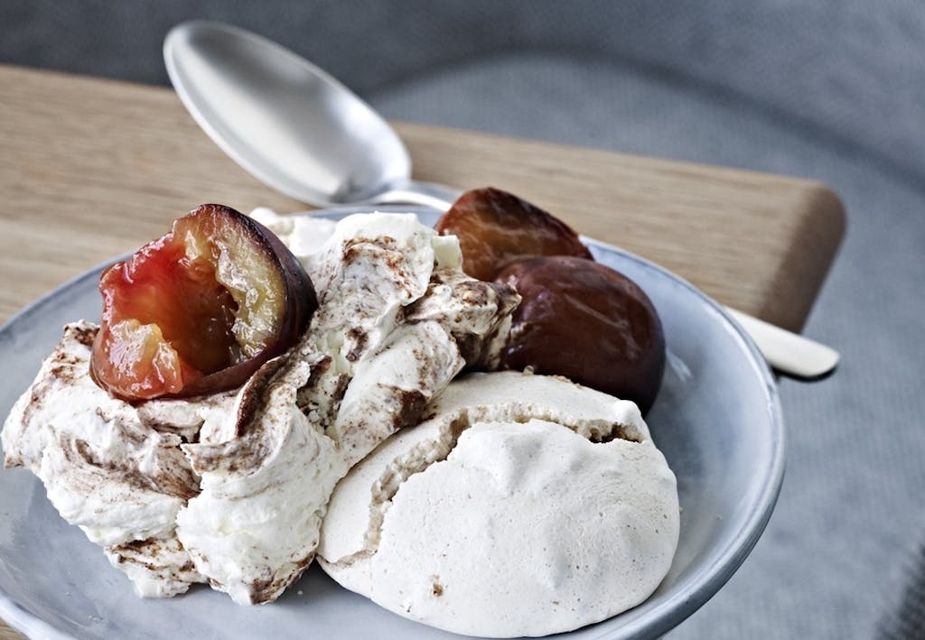 Valnøddemarengs med blommer