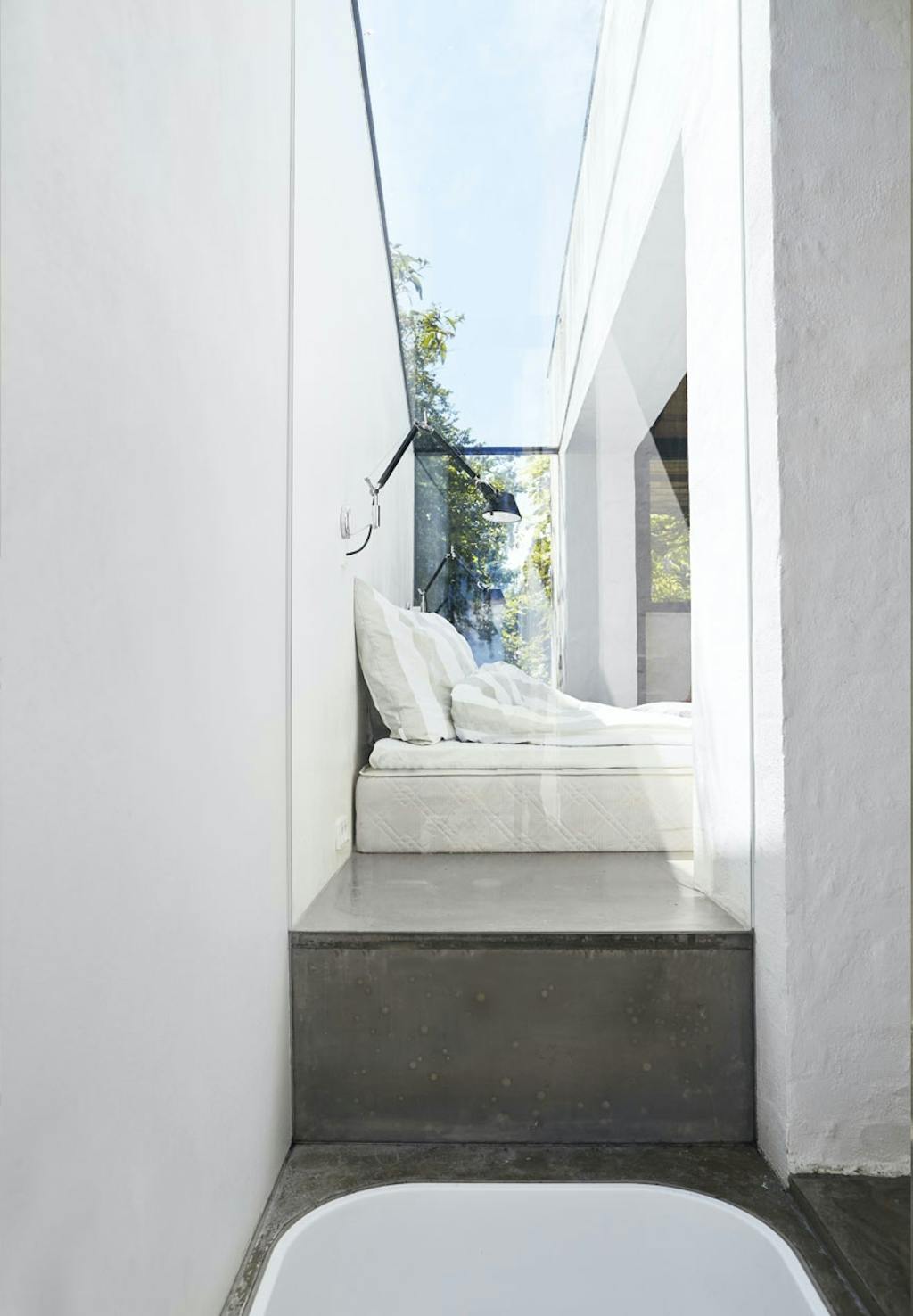 Glasvæg mellem soveværelse og badeværelse