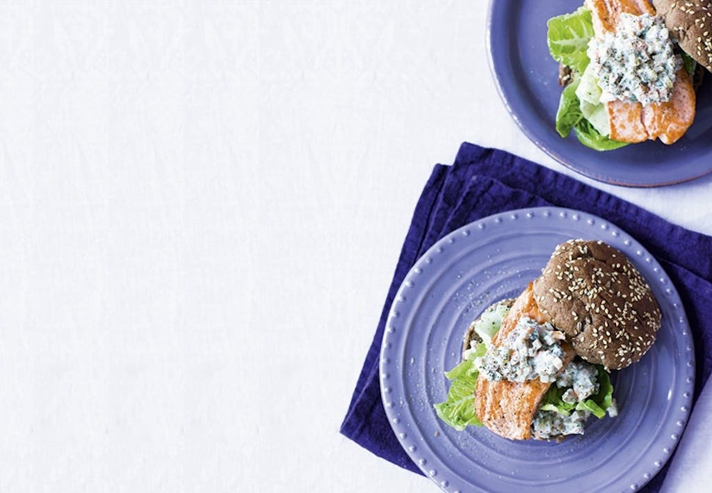 Burger med stegt ørred og grov urte-remoulade