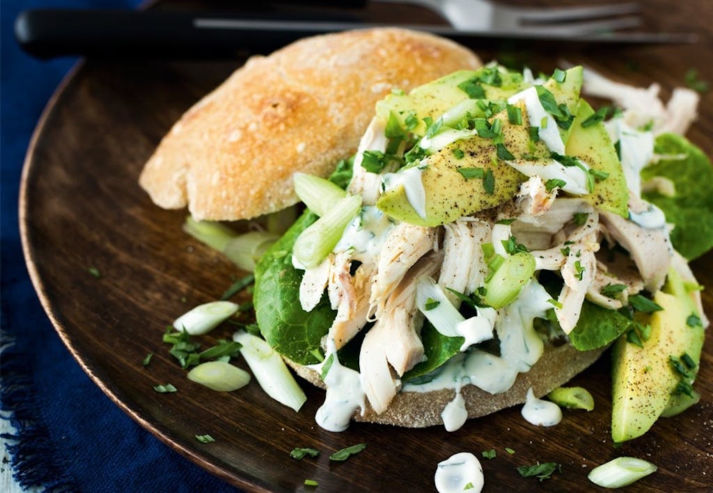 Kyllingeburger med avocado og estragoncreme