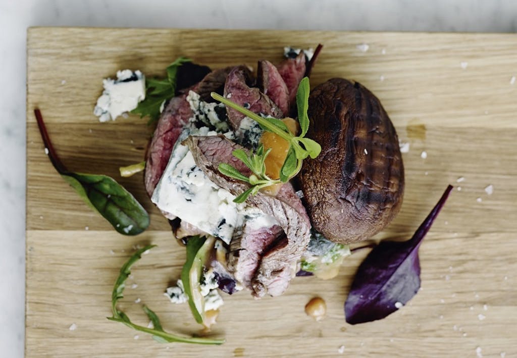 Portobello-bruger med bluecheese og flankesteak