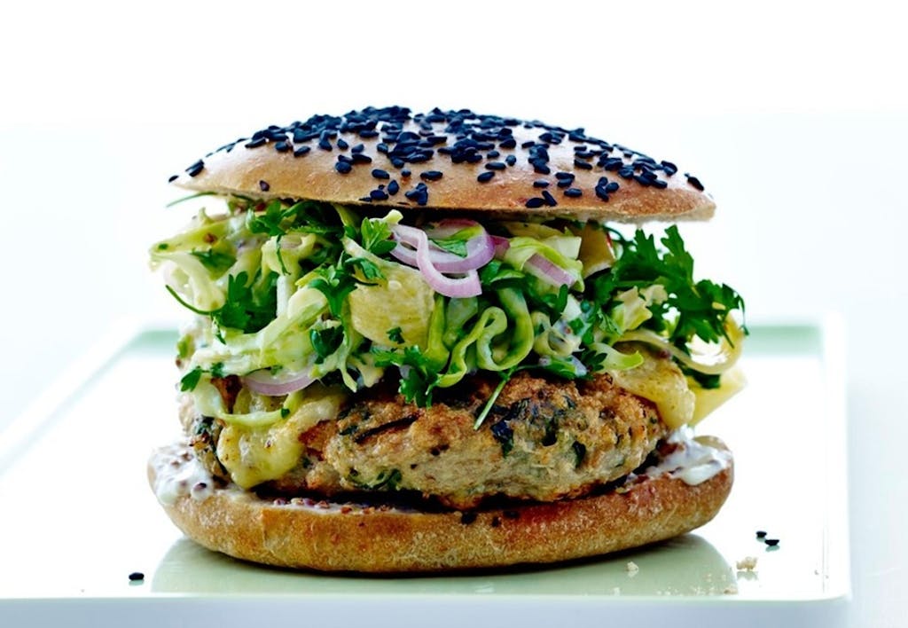 Kyllingeburger med coleslaw og agurkesalat