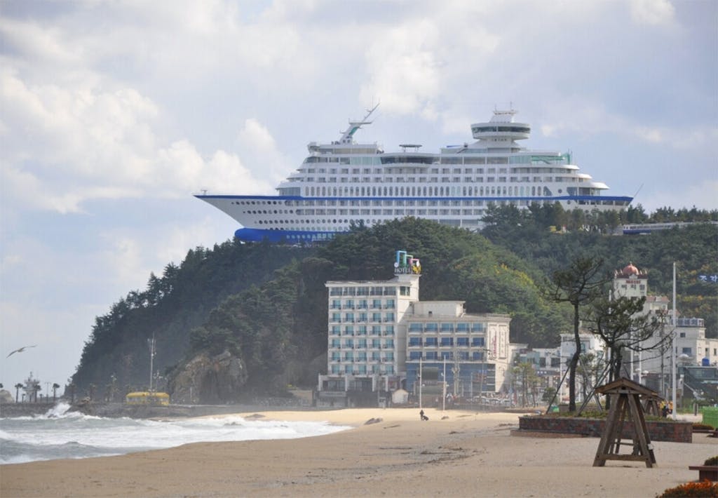 Luksuslineren på klippen