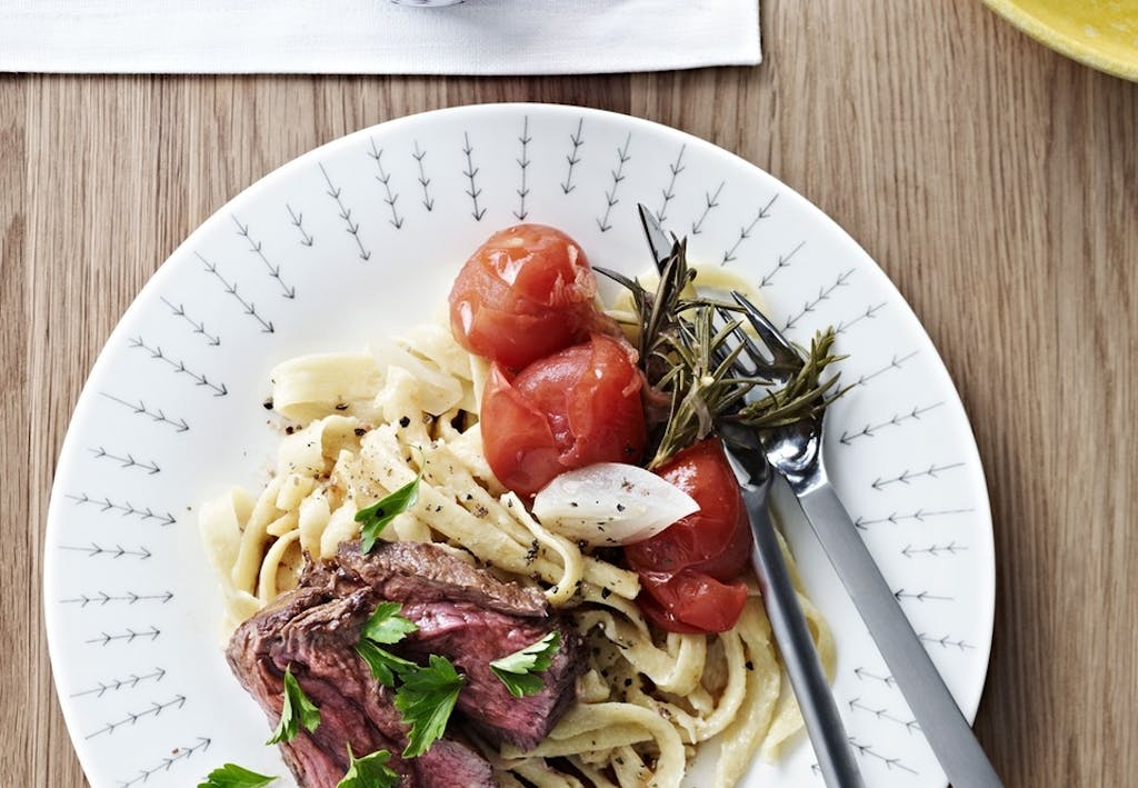 Oksemørbrad med håndlavet pasta og syltede tomater