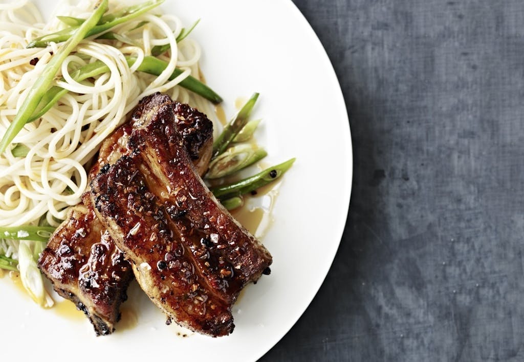 Spareribs med pasta og bønner