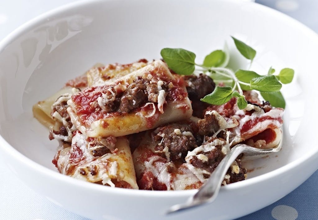 Gratineret pasta med salsiccia