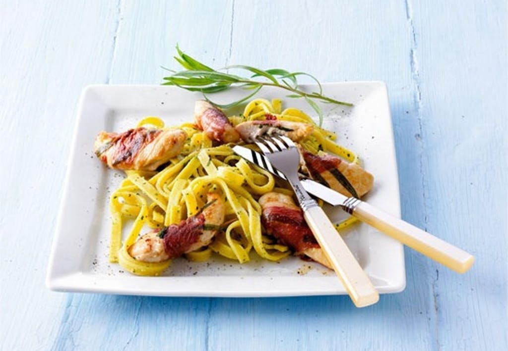 Italiensk fettucine med kylling og røget skinke