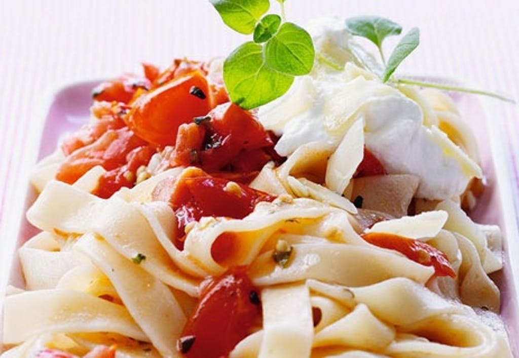 Pasta med tomatsauce og to slags ost