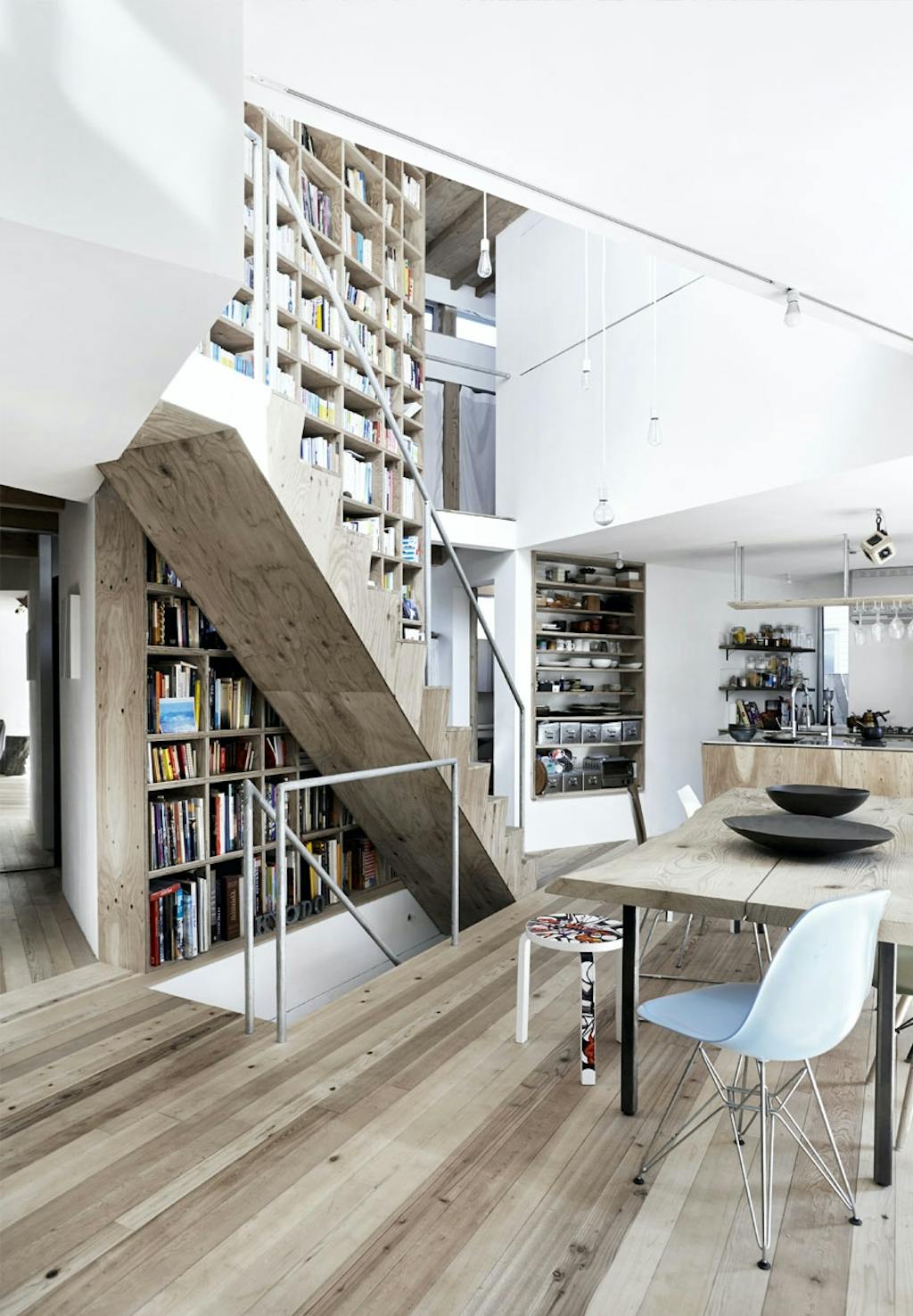 Stor vægreol med bøger