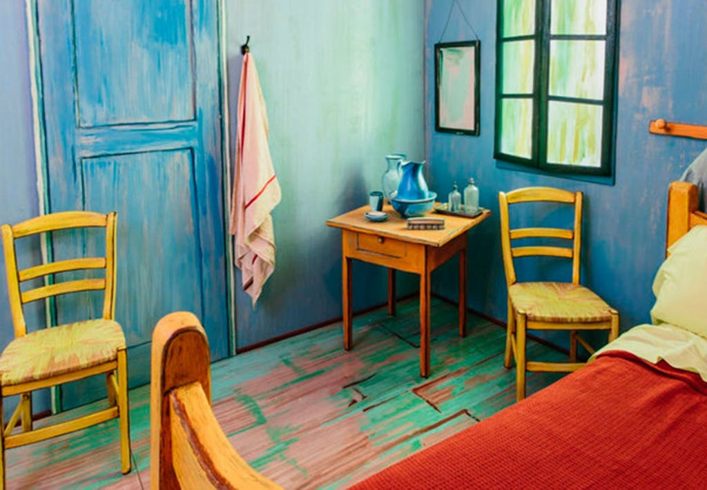 Van Gogh's soveværelse i Arles i skæv vinkel genskabt i fuld menneskelig størrelse.