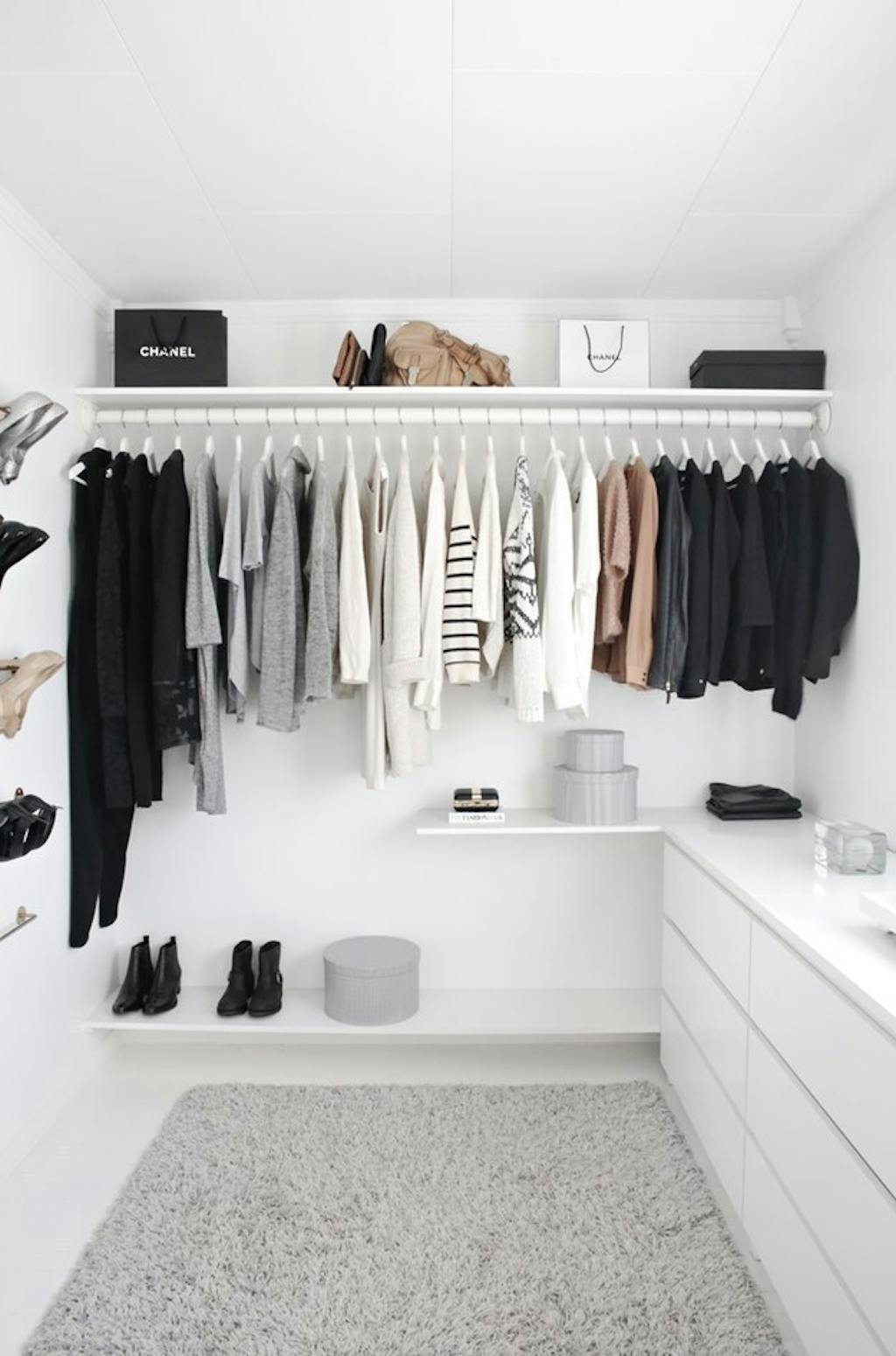Walk-in-closet med ... stort set ingenting Walk-in-closet med ... stort set ingenting