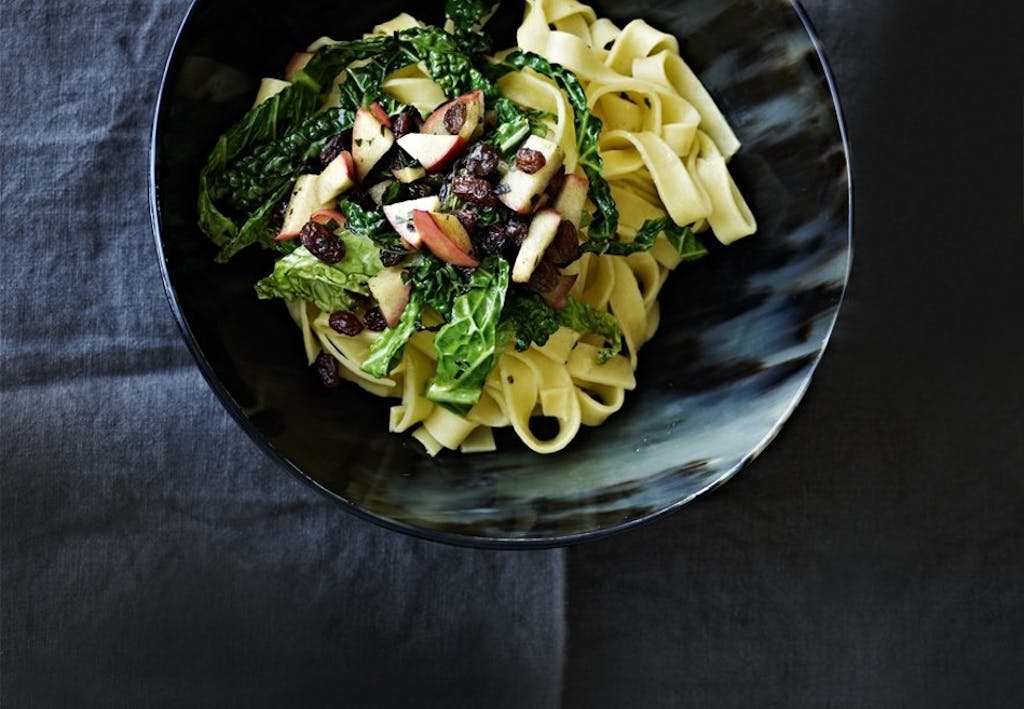 Pasta med æble, kål og rosiner