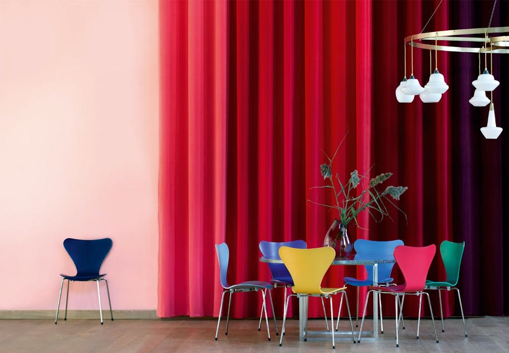 Farverige Syverstole fra Fritz Hansen