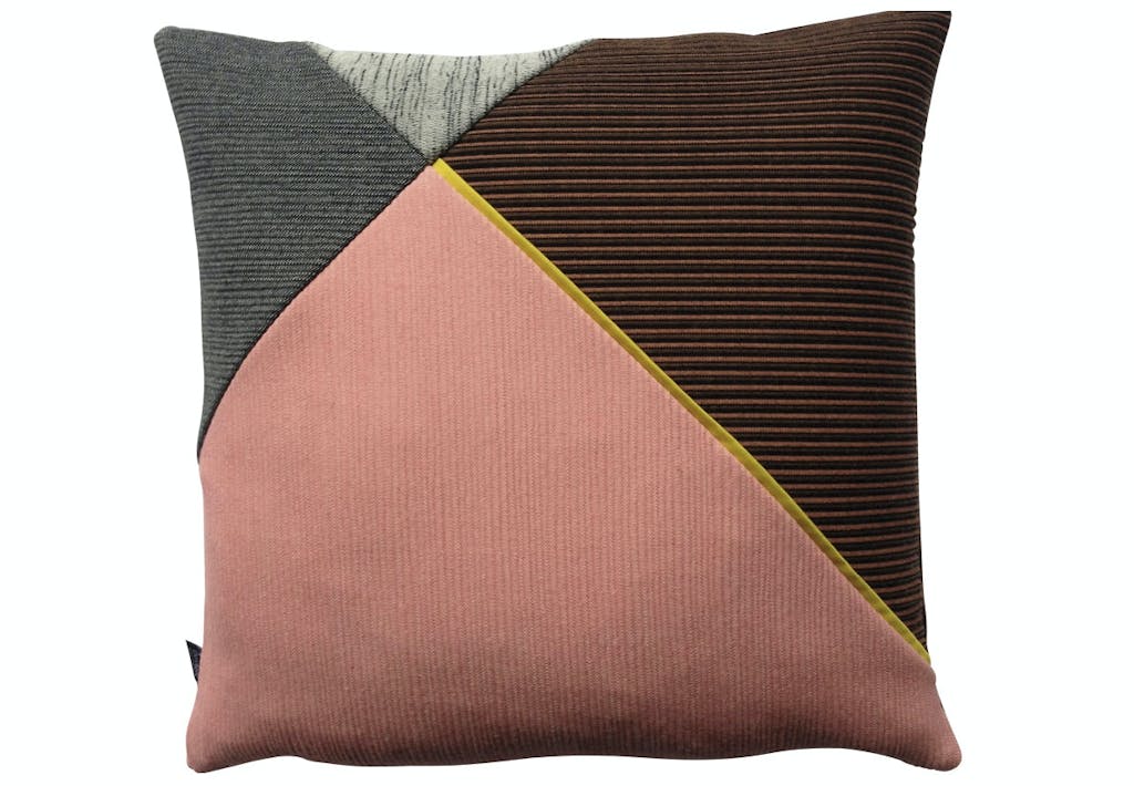 Pude i mix af farver og materialer