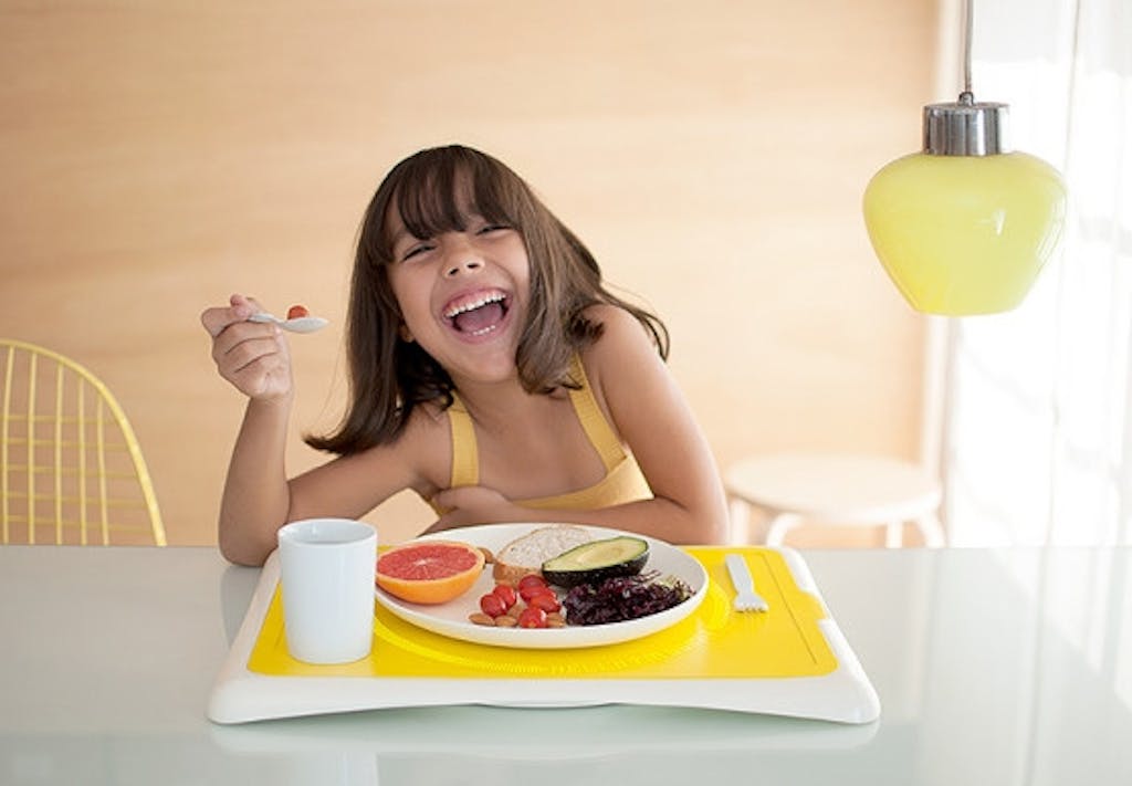 Barnet optjener point til computerspil ved at spise sundt.