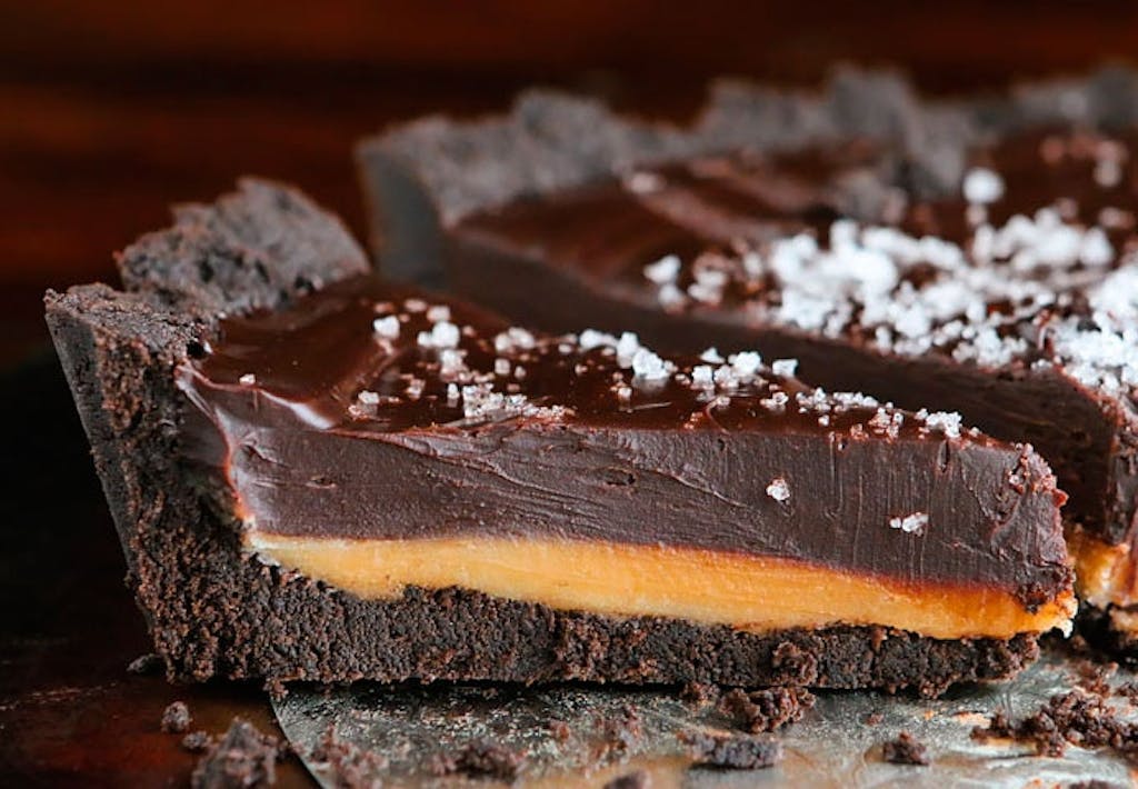Lækker chokoladetærte med karamel og chokoladeganache