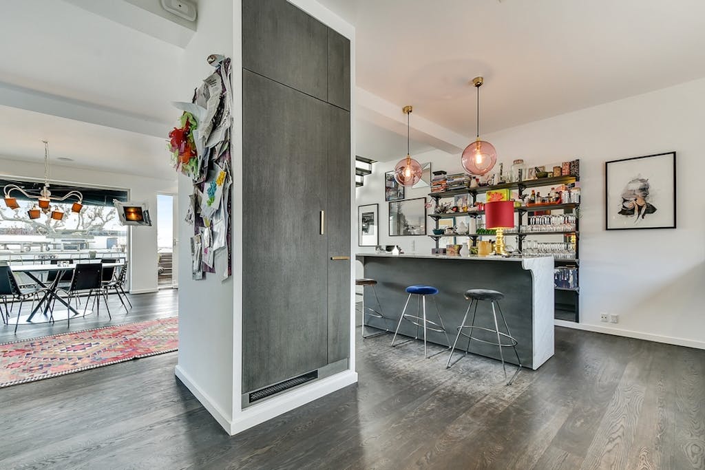 Råt køkken og bløde, feminine detaljer