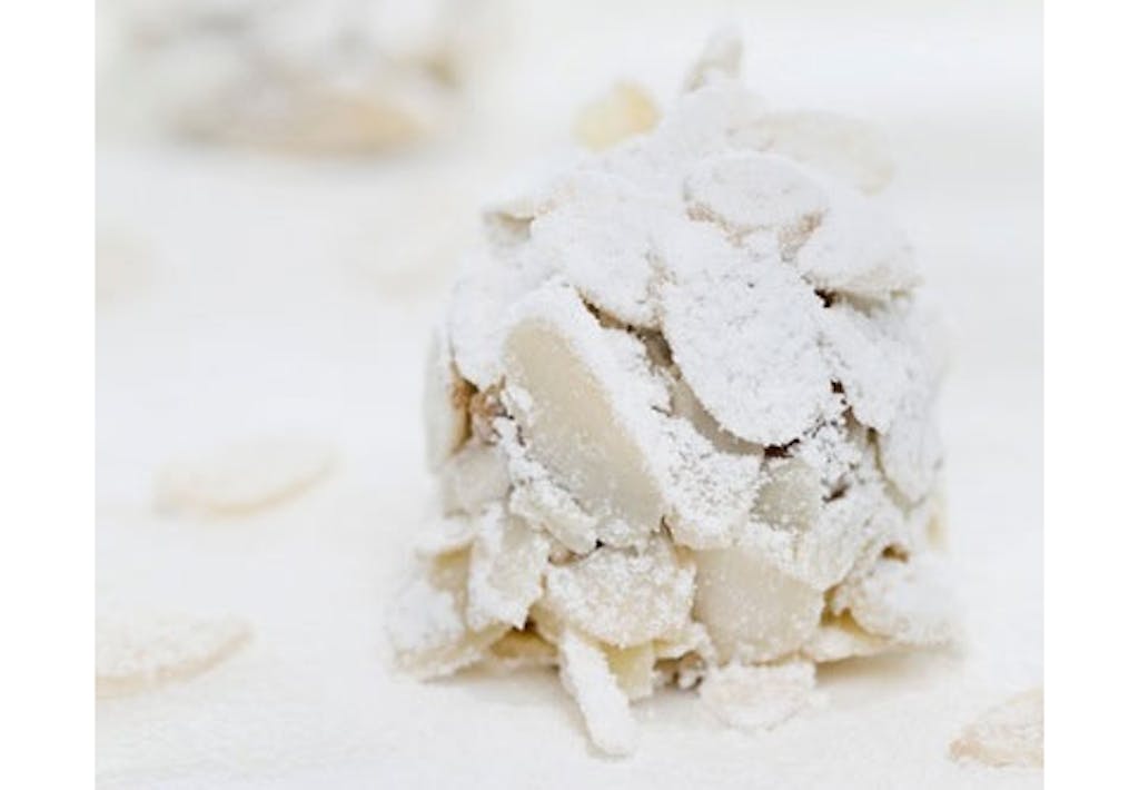 Konfektkugler på sandkage