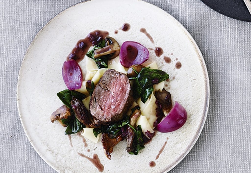 INDREFILET AV STORFE MED RØDLØK OG TRØFFELSAUS