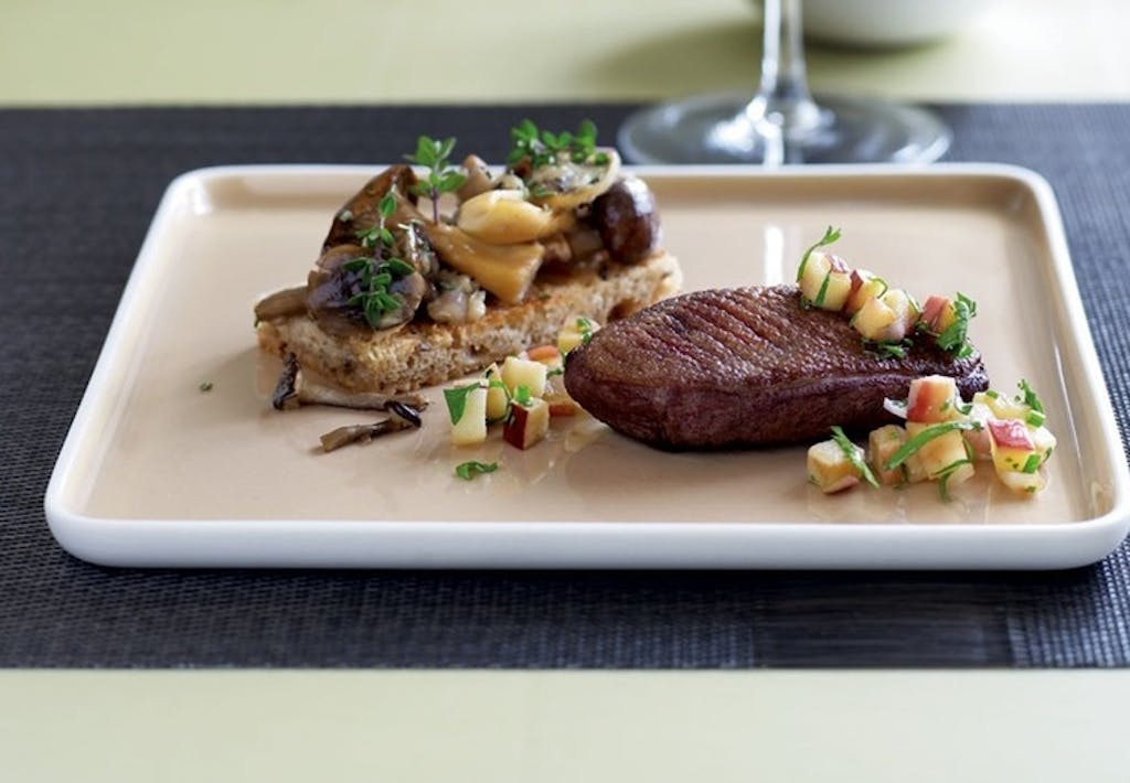 STOKKAND MED VARM EPLESALAT OG SOPPTOAST