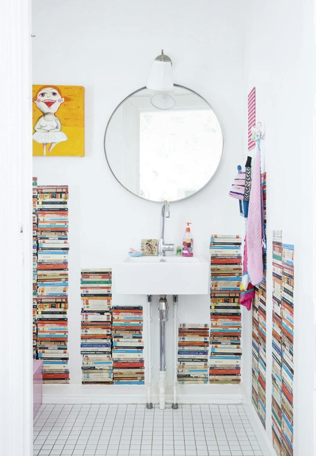 Farverigt tapet på badeværelset